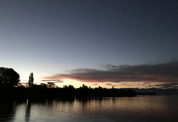Sonnenaufgang über dem Bodensee am frühen Morgen